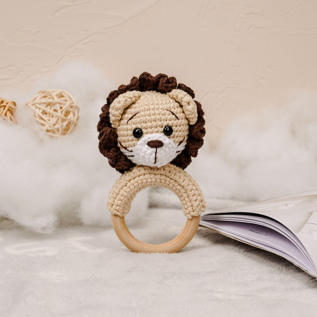 Baby lion crochet rattle ring